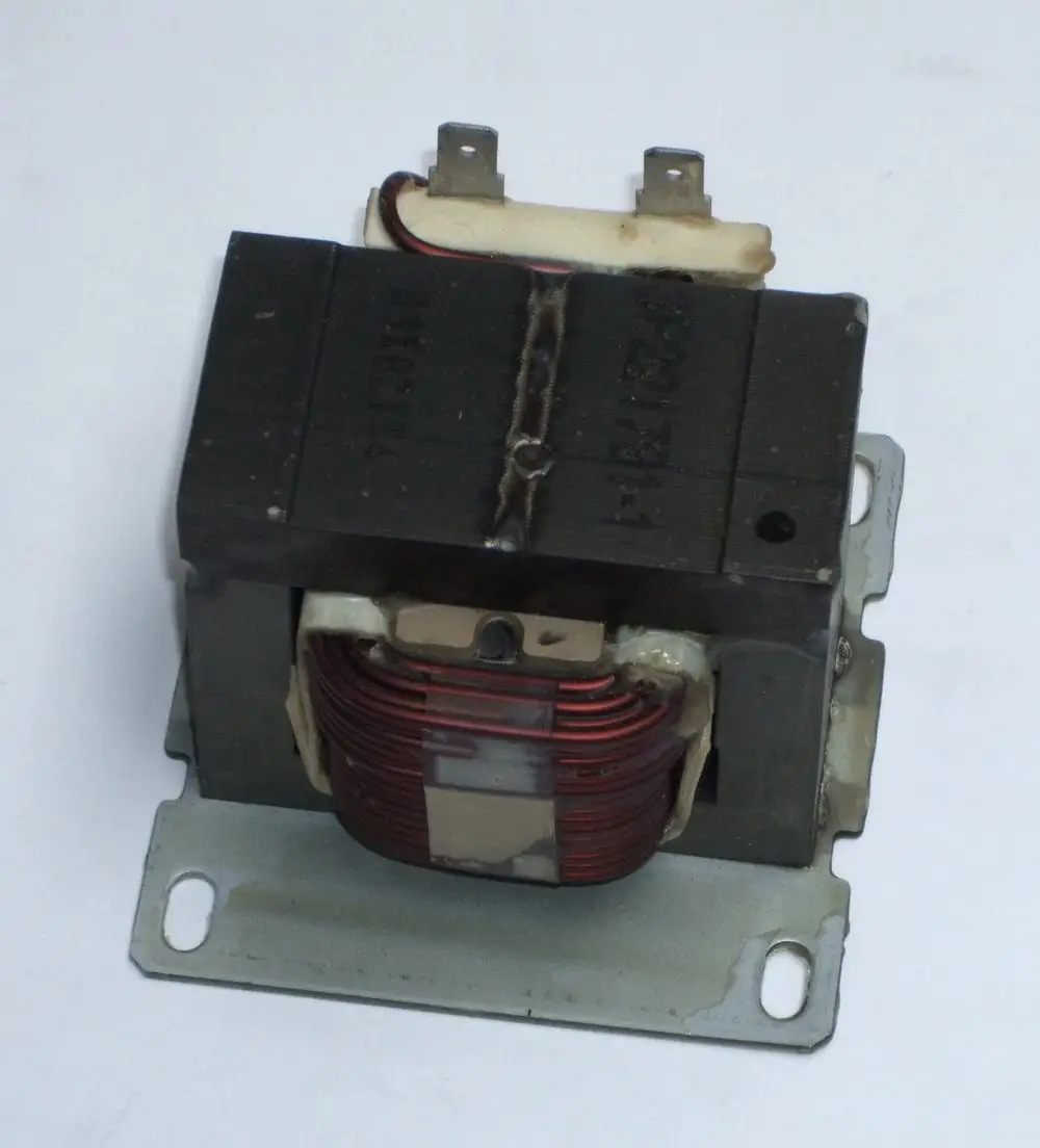 Drosselspule von Daikin, bestehend aus einem rechteckigen Gehäuse mit rotem Wickelmaterial und metallischen Anschlussstiften auf der Oberseite.